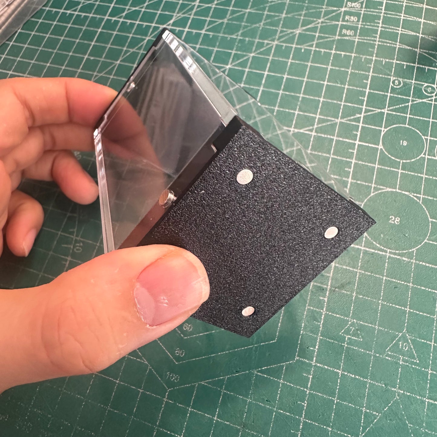 Miniature Acrylic Display Case - PETG Carbon Fiber Base | Wargame Base World - Wargame Base World